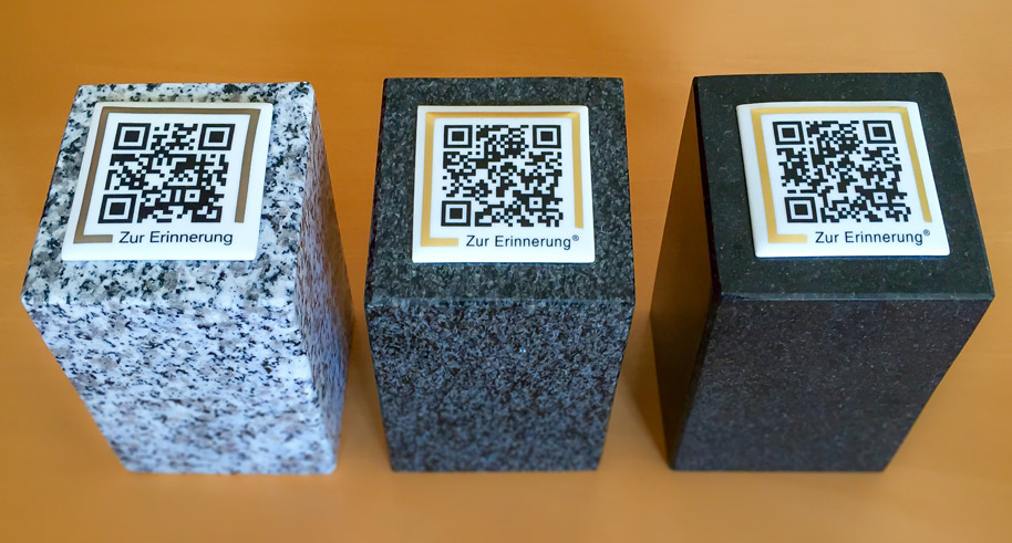 Verschiedene Sockel zur Anbringung der Erinnerungsplakette